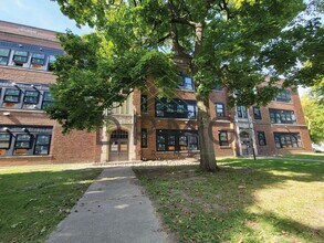 1030 S Holmes St in Lansing, MI - Building Photo - Building Photo