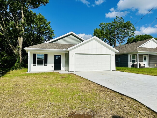 917 N Hall St in Webb City, MO - Building Photo - Building Photo