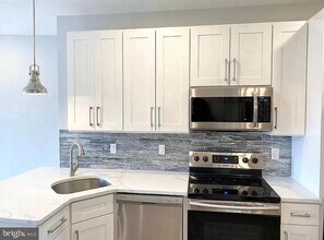 2425 Frankford Ave in Philadelphia, PA - Foto de edificio - Building Photo