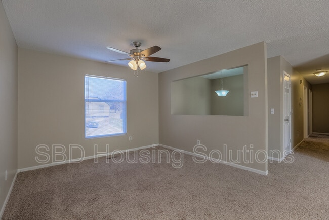 1129 NE Bryco Dr in Lee's Summit, MO - Building Photo - Building Photo