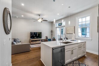 731 St Charles Ave in New Orleans, LA - Building Photo - Building Photo
