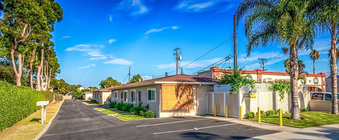 18742 Beach Blvd in Huntington Beach, CA - Foto de edificio