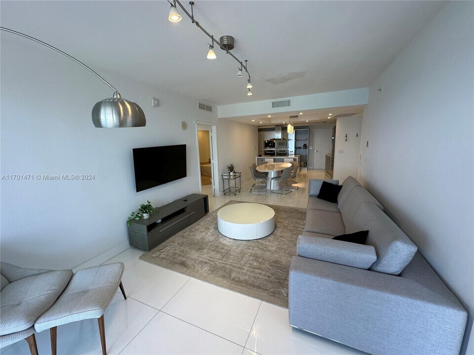 18201 Collins Ave, Unit 1802 in Sunny Isles Beach, FL - Foto de edificio