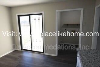 912 S Edgebrook Ln in Olathe, KS - Building Photo - Building Photo