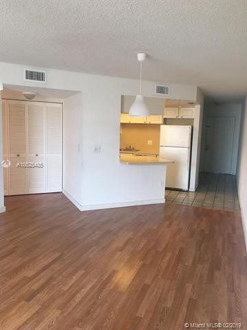 8255 Lake Dr-Unit -502 in Doral, FL - Foto de edificio