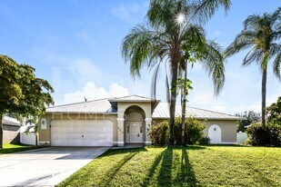 633 SW 9th Ave in Cape Coral, FL - Building Photo