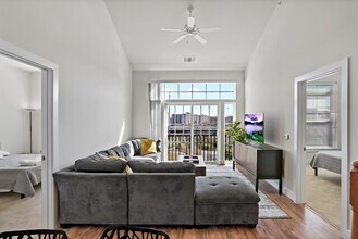 2002 Eisenhower Ave in Alexandria, VA - Building Photo - Building Photo