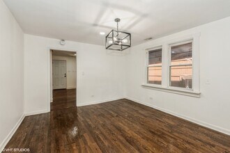 2102 W Roscoe St, Unit 2F in Chicago, IL - Building Photo - Building Photo