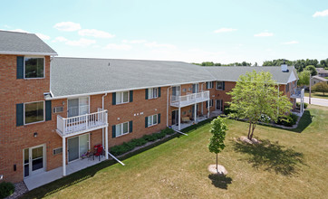 Colonial Court Apartments in Pulaski, WI - Building Photo - Building Photo