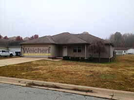 1102 William Hall Dr in Paragould, AR - Building Photo