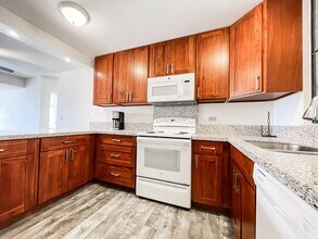 511 Hahaione St in Honolulu, HI - Building Photo - Building Photo