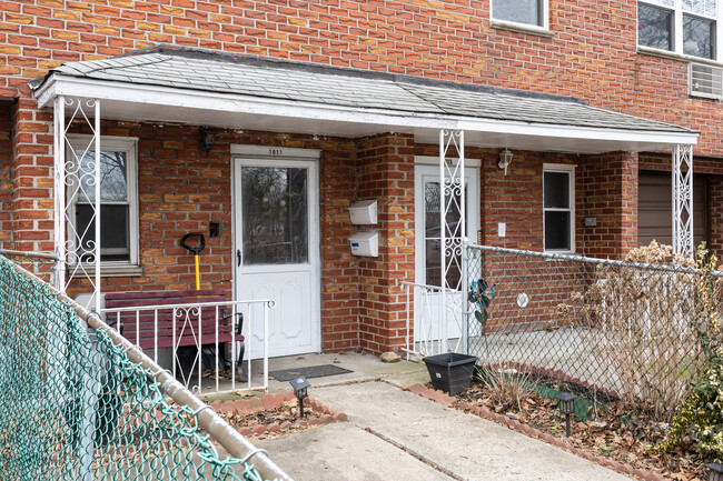 1021 Throggs Neck Expy in Bronx, NY - Building Photo - Building Photo