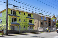 14708 NE Glisan St in Portland, OR - Foto de edificio - Building Photo