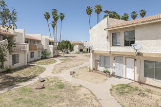 El Sereno Apartments in Phoenix, AZ - Building Photo - Building Photo