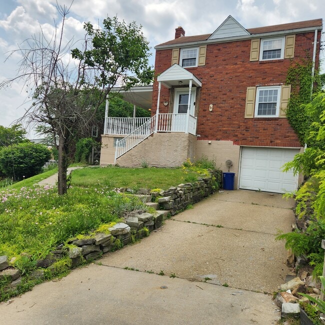 property at 1624 Bellaire Pl
