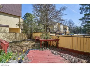 1050 Hampton Ridge Dr in Akron, OH - Building Photo - Building Photo