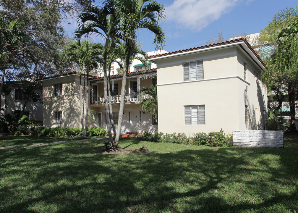 625 Almeria Ave in Coral Gables, FL - Foto de edificio