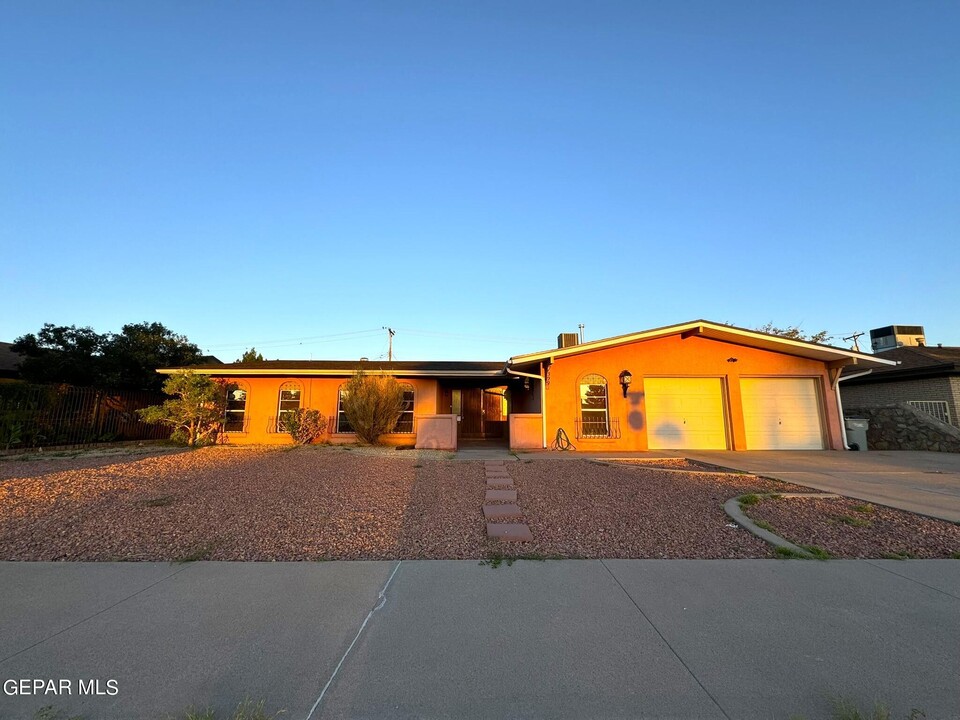 1309 Cessna Dr in El Paso, TX - Building Photo