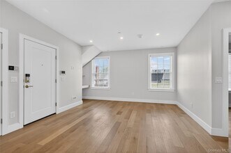 108 South St in Oyster Bay, NY - Foto de edificio - Building Photo