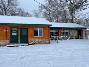Totem Lodges in Indian River, MI - Foto de edificio - Building Photo