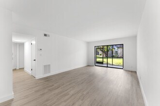3105 Oakland Shores Dr, Unit J110 in Oakland Park, FL - Building Photo - Building Photo