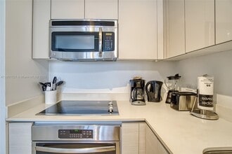 2602 E Hallandale Beach Blvd in Hallandale Beach, FL - Building Photo - Building Photo