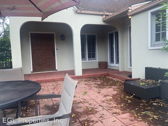 1612 N Genesee Ave in Los Angeles, CA - Building Photo - Building Photo