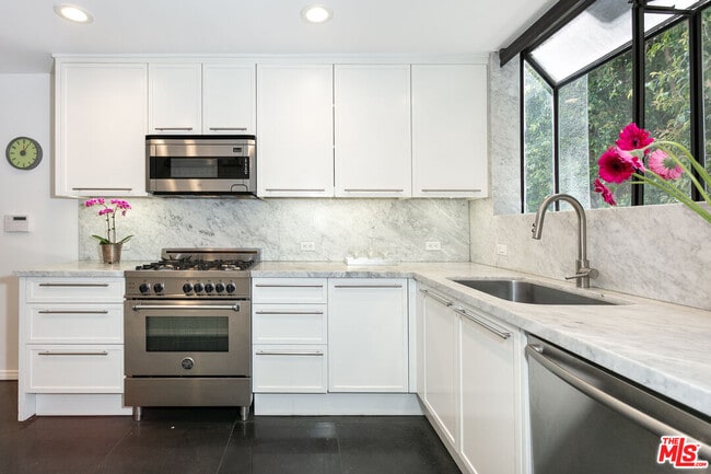 9033 Vista Grande St in West Hollywood, CA - Building Photo - Building Photo