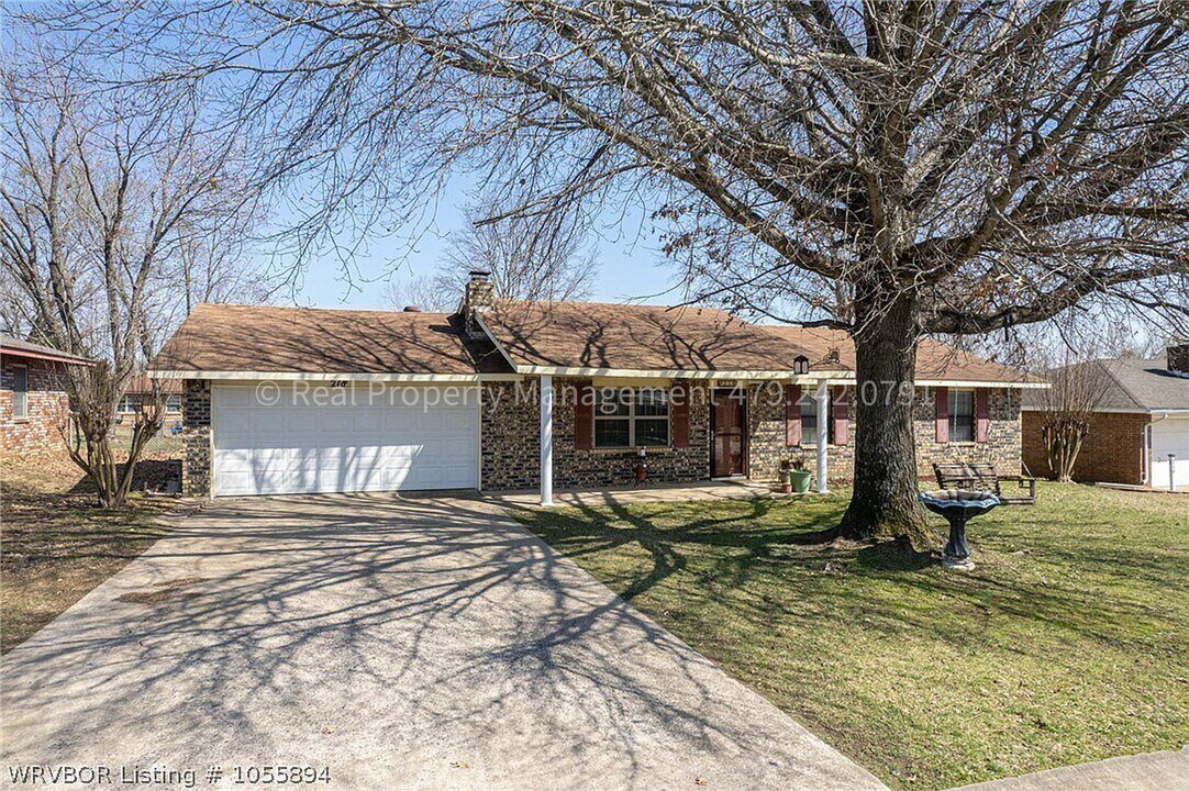 218 N Spring Ave in Sallisaw, OK - Building Photo