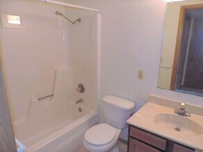 731 Westwinds Dr in Iowa City, IA - Building Photo - Building Photo