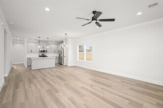 8056 Meadowbrook Dr in Houston, TX - Building Photo - Building Photo