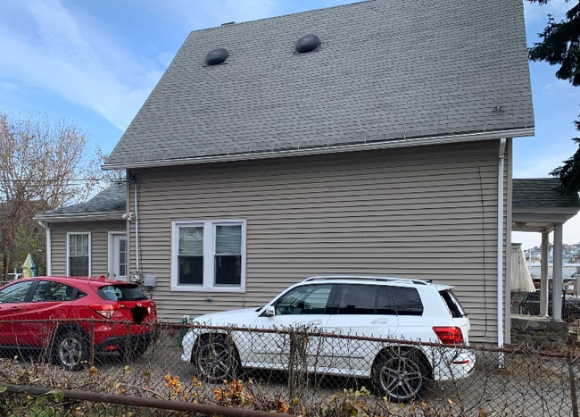 609 Cambridge St in Worcester, MA - Foto de edificio - Building Photo