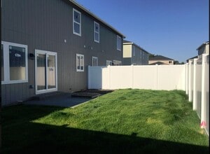 2900 Swan Ave, Unit 2 in Yakima, WA - Building Photo - Building Photo
