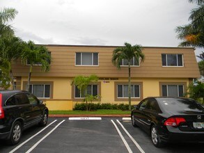 Woodland Manor in Coral Springs, FL - Building Photo - Building Photo