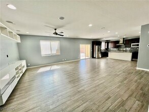 8667 W Moon Crater Ave in Las Vegas, NV - Building Photo - Building Photo
