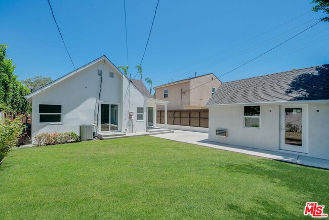 481 S Holt Ave in Los Angeles, CA - Building Photo - Building Photo