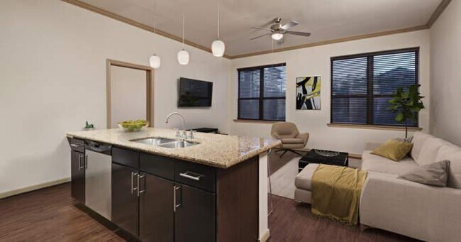 2700 Travis St in Houston, TX - Building Photo - Building Photo