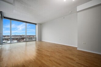 9655 Woods Dr in Skokie, IL - Building Photo - Building Photo