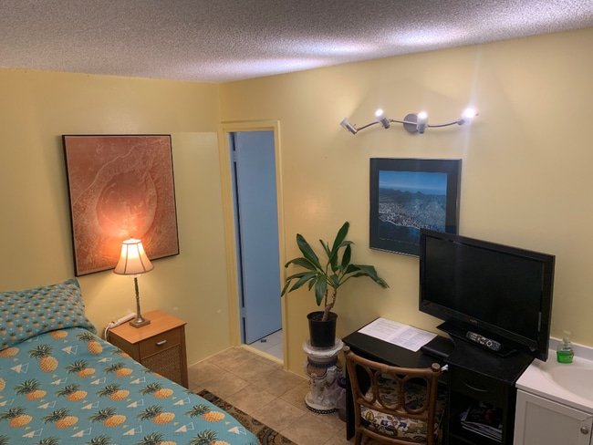 2421 Ala Wai Blvd, Unit Studio in Honolulu, HI - Foto de edificio - Building Photo