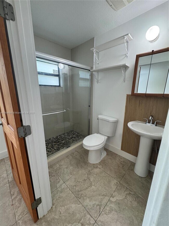 15730 SW 103rd Ave in Miami, FL - Building Photo - Building Photo