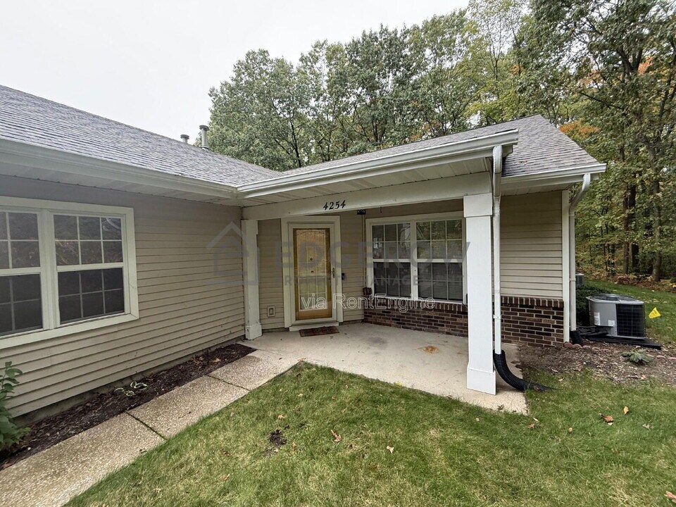 4254 Peak Ln NE in Grand Rapids, MI - Building Photo