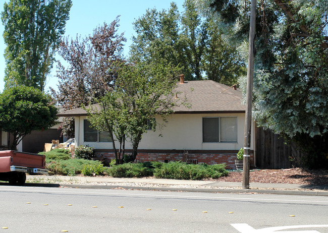 4343 Hoen Ave in Santa Rosa, CA - Building Photo - Building Photo