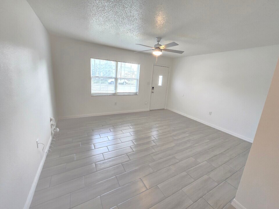 2208 Irene St, Unit Layout 1 in Lutz, FL - Building Photo