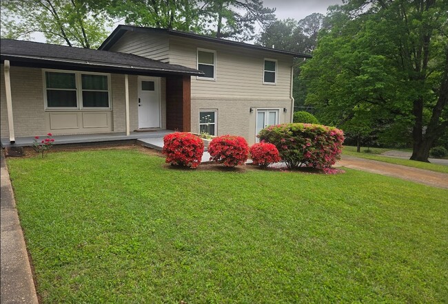 property at 1675 Bouldercliff Ct SE