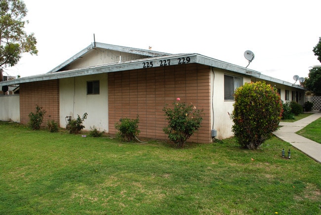 225 Turf Dr in Placentia, CA - Foto de edificio - Building Photo