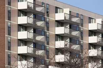 Marchetti Towers Apartments West in St. Louis, MO - Foto de edificio - Building Photo