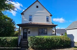 216 Elizabeth St in Dunmore, PA - Building Photo