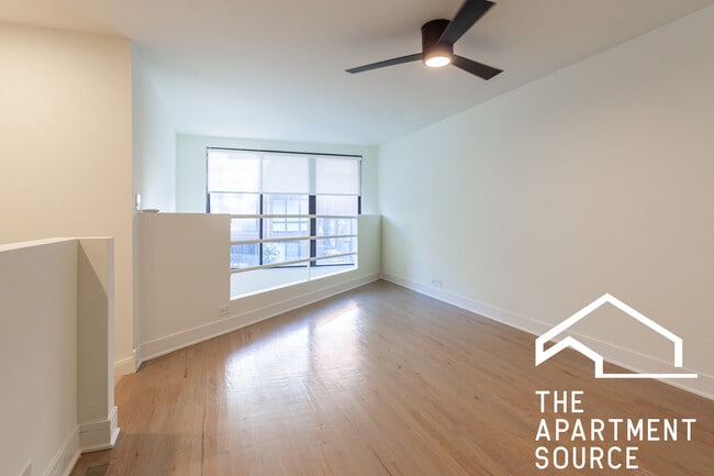 936 W Grace St, Unit J201 in Chicago, IL - Building Photo - Building Photo