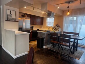 2536 Forest Park Dr, Unit 2 in Anchorage, AK - Foto de edificio - Building Photo