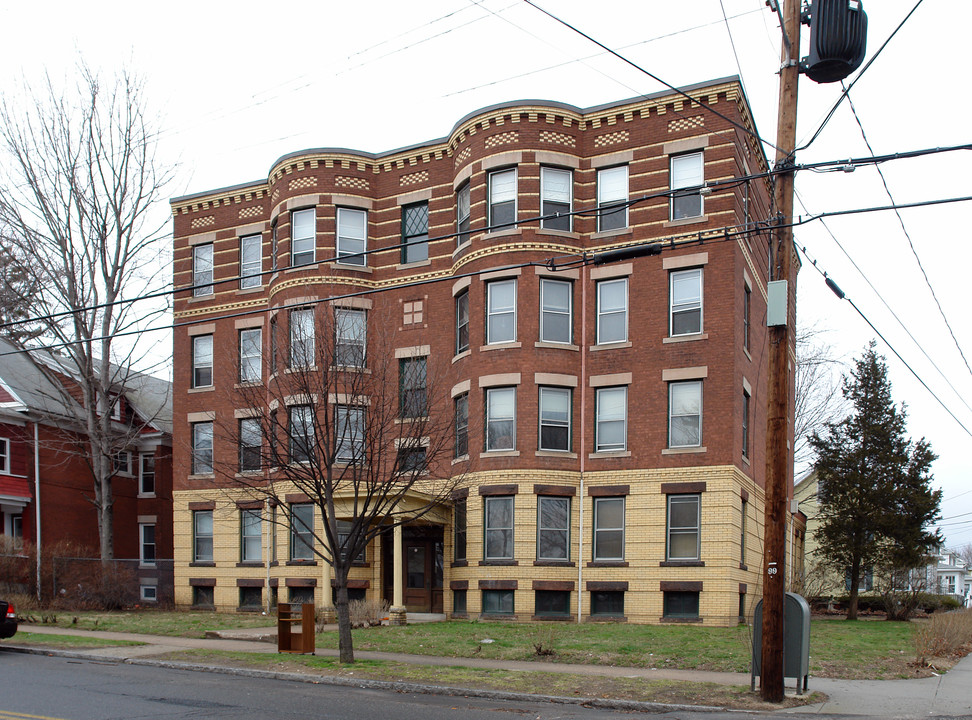 321 Sargeant St in Holyoke, MA - Building Photo